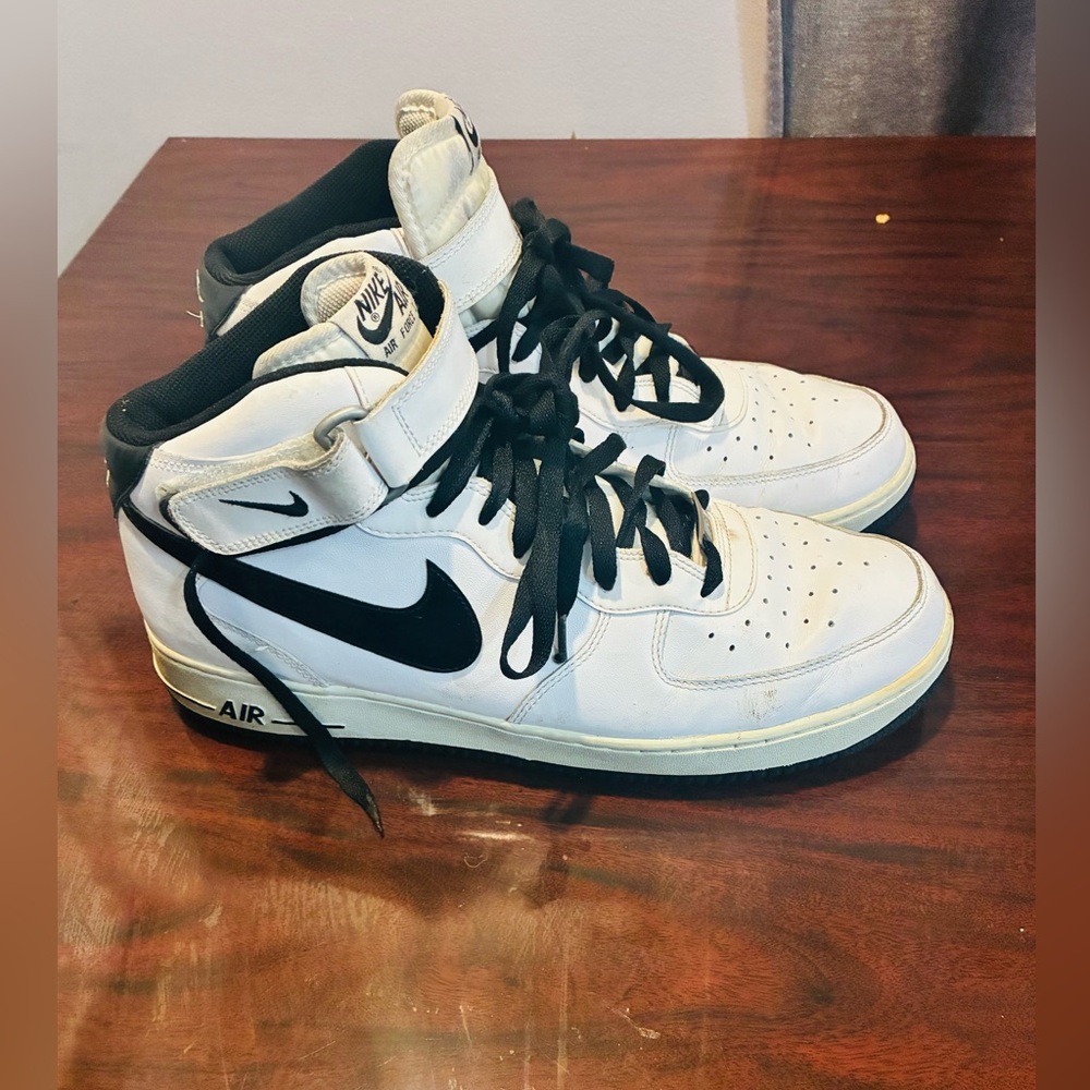 Nike Men's White and Black Air Sneakers